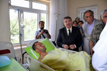 İçişleri Bakanı Şahin, Yaralı Polisi Ziyaret Etti
