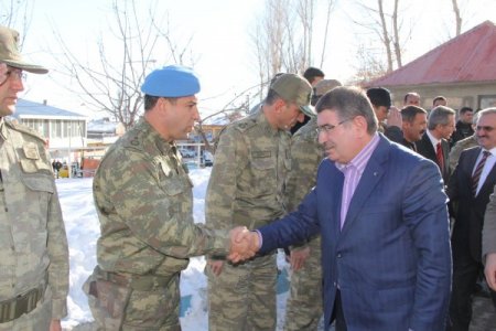 İçişleri Bakanı Şahin Başkale’de esnafı dinledi