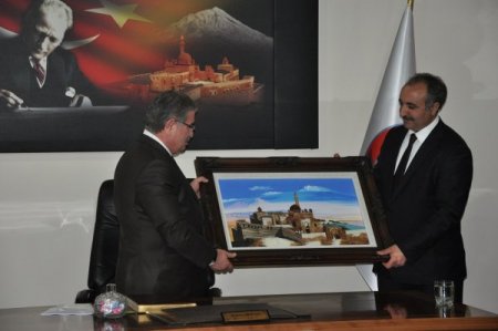 İçişleri Bakanı Şahin'e 'Sonsuz Nur' Kitap Seti Hediye Edildi