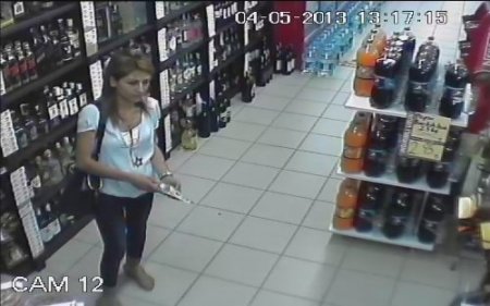 İçki hırsızı kadın, güvenlik kameralarını incelemesiyle yakalandı