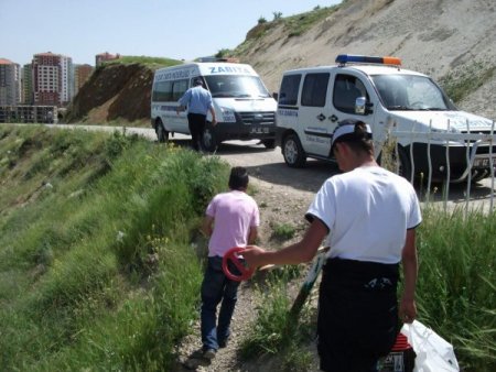 İçme Suyu Sağlanan Gölete Giren Çocuklar Zabıtayı Görünce Kaçtı