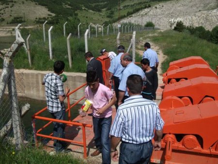 İçme Suyu Sağlanan Gölete Giren Çocuklar Zabıtayı Görünce Kaçtı