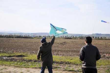 İdealist öğretmen öğrencilerini internet kafeden model uçakla uzaklaştırdı