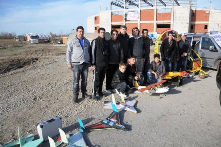 İdealist öğretmen öğrencilerini internet kafeden model uçakla uzaklaştırdı