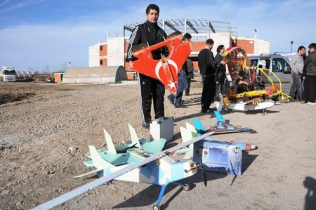 İdealist öğretmen öğrencilerini internet kafeden model uçakla uzaklaştırdı