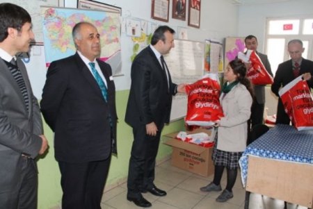 İdil’de ihtiyaç sahibi öğrencilere giyim yardımı yapıldı