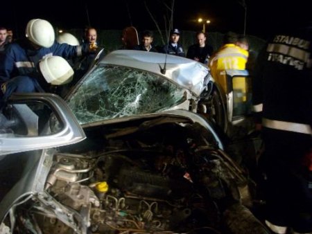 İett Otobüsü Yoldan Çıkarak İki Otomobile Çarptı: 1 Ölü, 1 Yaralı