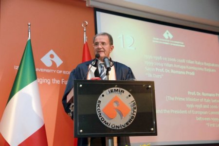 İEÜ'de yeni yılın ilk dersini İtalya eski Başbakanı Prodi verdi