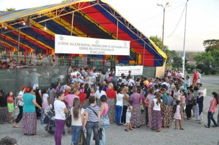İftar Çadırı Önünde Yemek Kapma İzdihamı Yaşandı