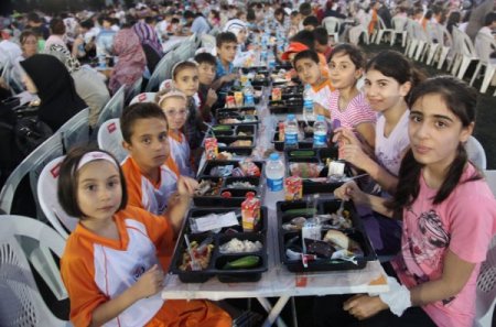 İftar Sofrasında Çocuk Bereketi