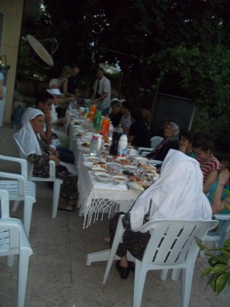 İftar Yemeğini Doktor Eşi Yaptı Kaymakam Servis Etti