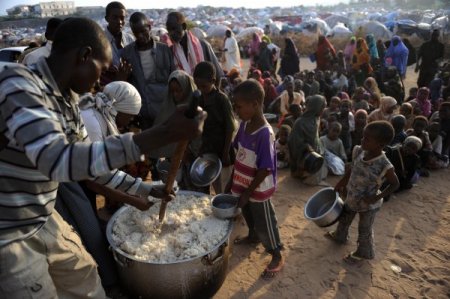 İftarda Dağıtılan Etli Pilav Somalililerin Yüzünü Güldürüyor