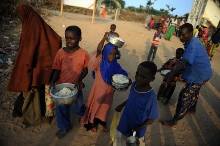 İftarda Dağıtılan Etli Pilav Somalililerin Yüzünü Güldürüyor