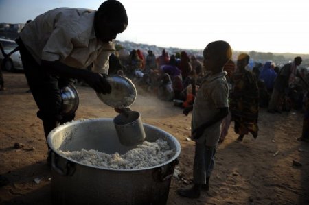 İftarda Dağıtılan Etli Pilav Somalililerin Yüzünü Güldürüyor