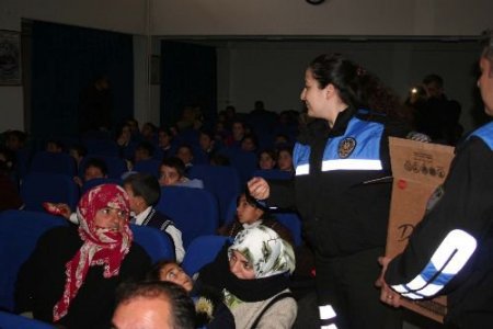 Iğdır Emniyet Müdürlüğü Yardıma Muhtaç Çocukları Sevindirdi
