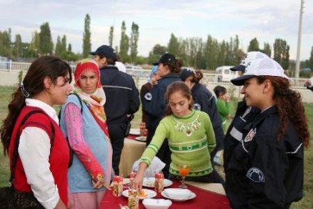 Iğdır Emniyet Müdürü Öğrenci Ve Ailelerine Kokteyl Verdi