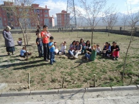 Iğdır polisi çocuklarla fidan dikti