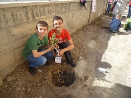 Iğdır polisi çocuklarla fidan dikti