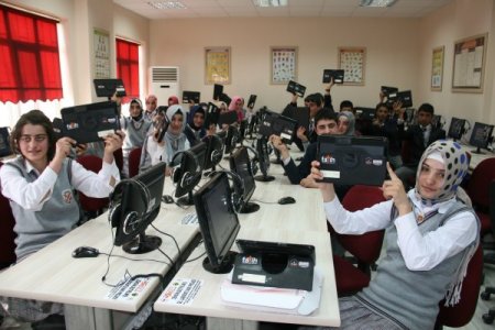 Iğdır'da 575 öğrenci ve 77 öğretmene 652 tablet bilgisayar dağıtıldı