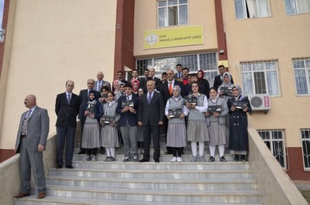 Iğdır'da 575 öğrenci ve 77 öğretmene 652 tablet bilgisayar dağıtıldı