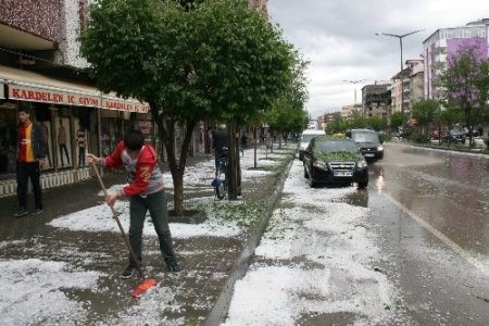 Iğdır'da ceviz büyüklüğünde dolu yağdı