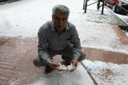 Iğdır'da ceviz büyüklüğünde dolu yağdı