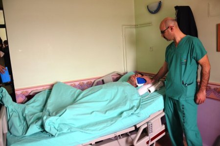 Iğdır'da doktor hasta yakınlarının saldırısına uğradı