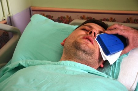 Iğdır'da doktor hasta yakınlarının saldırısına uğradı