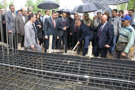Iğdır'da gençlik merkezinin temeli dualarla atıldı