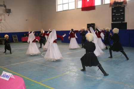 Iğdır’da Halk Oyunları Yarışması Düzenlendi