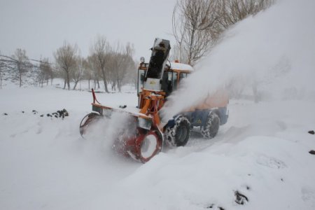 Iğdır'da kar nedeniyle 20 köyün yolu kapandı