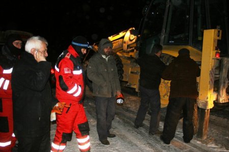 Iğdır'da kar ve tipide mahsur kalan çoban ve köylüler kurtarıldı