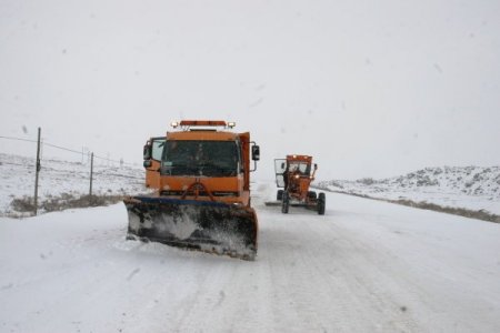 Iğdır'da kar yolları kapadı, araçlar mahsur kaldı