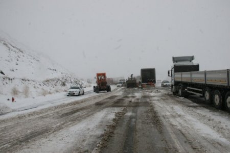 Iğdır'da kar yolları kapadı, araçlar mahsur kaldı