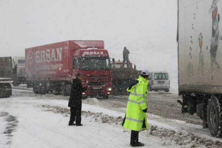 Iğdır'da kar yolları kapadı, araçlar mahsur kaldı