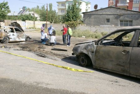 Iğdır'da polis memurlarına ait iki araç kundaklandı