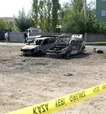 Iğdır'da polis memurlarına ait iki araç kundaklandı