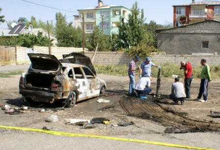 Iğdır'da polis memurlarına ait iki araç kundaklandı