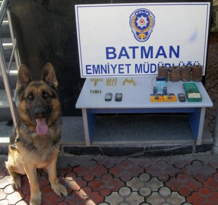 İhbarı değerlendiren polis patlayıcı ve mermi ele geçirdi (FOTOĞRAF İÇİN)