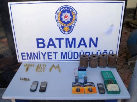 İhbarı değerlendiren polis patlayıcı ve mermi ele geçirdi (FOTOĞRAF İÇİN)