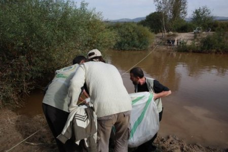 İHH bombardıman altındaki Harim’e yardım ulaştırdı