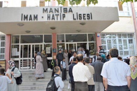 İHL'li öğrenciler başka okula gönderilmek istenince veliler eylem yaptı