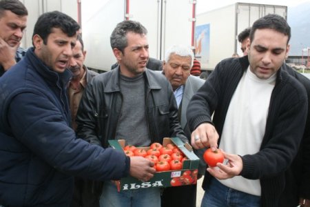 İhracatçılar, Uzun Süren Denetim İşlerimini Eylem Yaparak Protesto Etti