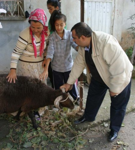 İhtiyaç sahibi ailelerin yüzü 'hediye kurban' ile güldü