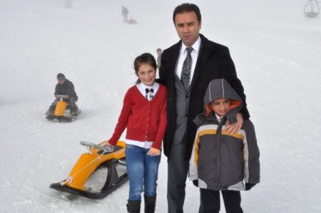 İhtiyaç sahibi başarılı öğrenciler, kayak eğitimi ile ödüllendirildi