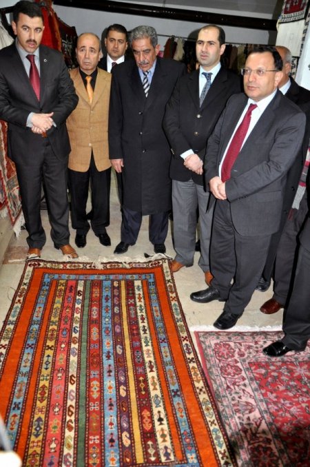 İhtiyaç Sahibi Kadınların Dokuduğu Halılar Görücüye Çıktı