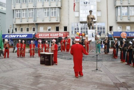 İhtiyaç Sahibi Öğrenciler Yararına Açılan Kermese Büyük İlgi