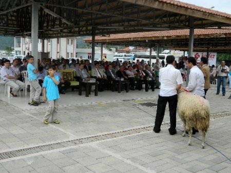 İhtiyaç sahibi öğrenciler yararına kermes düzenlendi