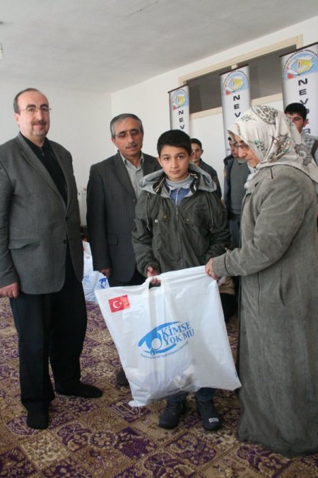 İhtiyaç sahibi öğrencilere giyecek yardımı