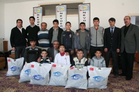 İhtiyaç sahibi öğrencilere giyecek yardımı